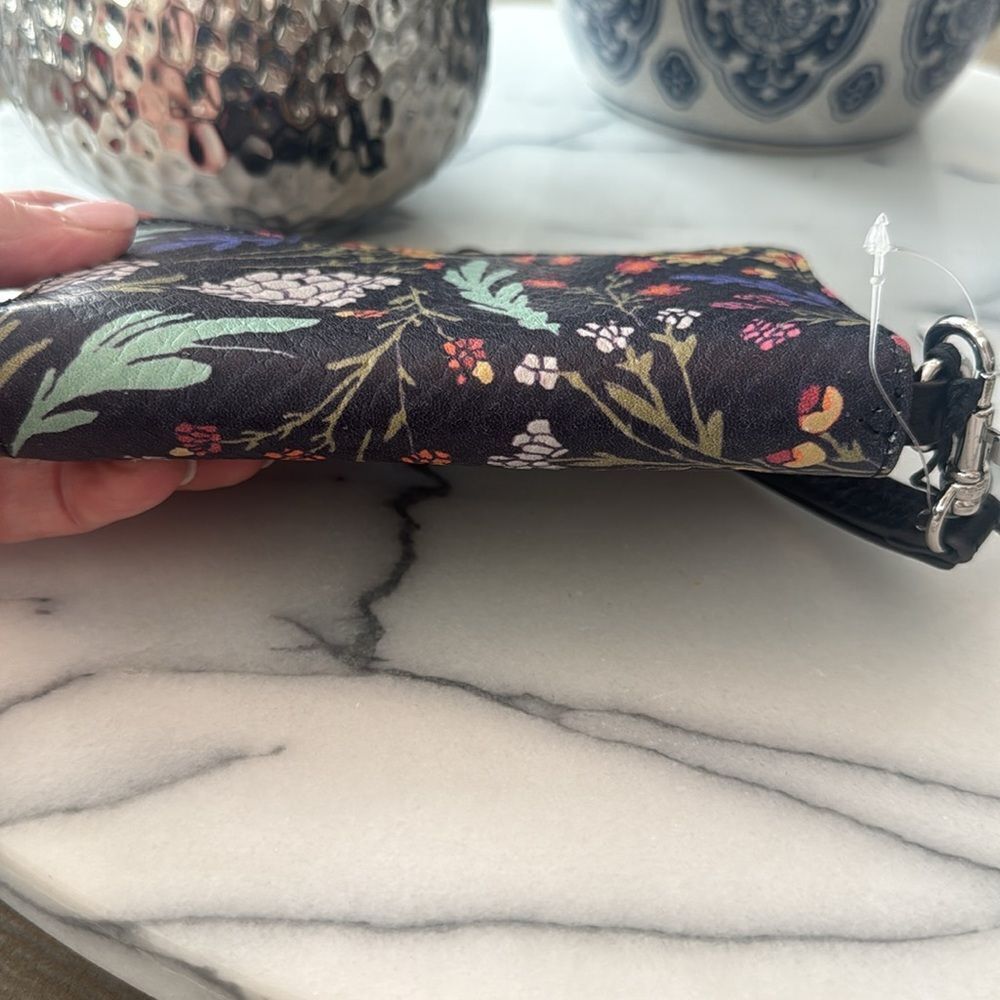 NWT Aimee Kesternberg Zip Around Wristlet in
Majestic Floral - Picture 5 of 8